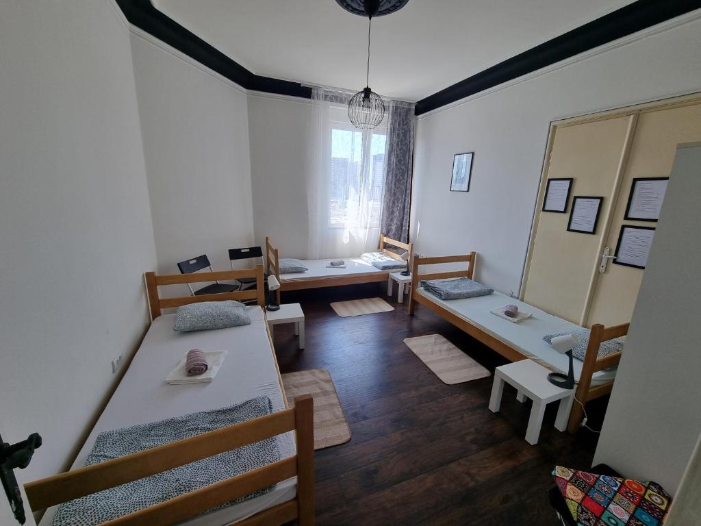 Letto o letti in una camera di Downtown Belgrade Hostel and Apartments