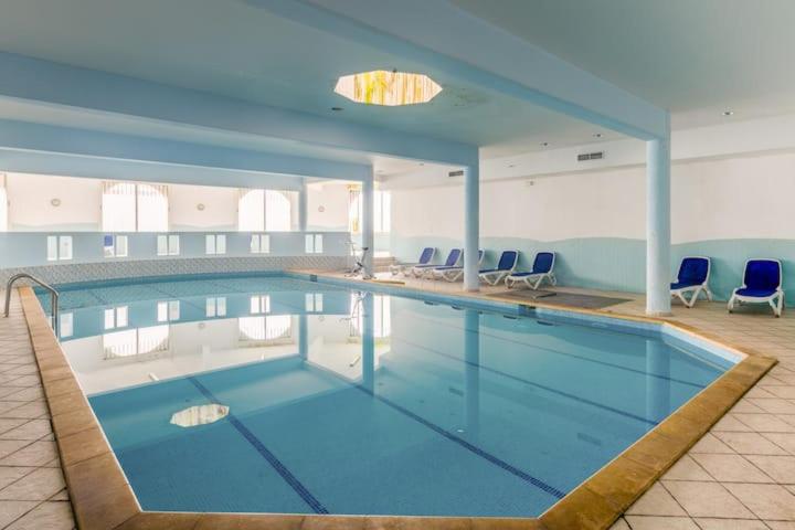 Bazén v ubytování appartement de luxe front mer à DAR BOUAAZA nebo v jeho okolí
