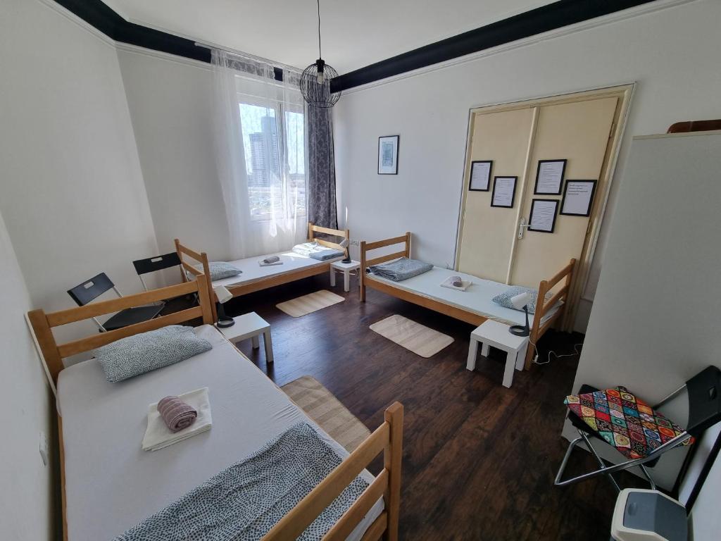 Piccola camera con letto e specchio di Downtown Belgrade Hostel and Apartments a Belgrado
