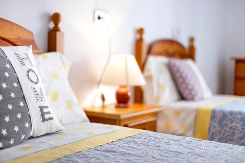 een slaapkamer met 2 bedden en een tafel met een lamp bij M0 Práctico y Sencillo Apartamento a 100 m de las mejores playas de Mallorca in Colonia Sant Jordi