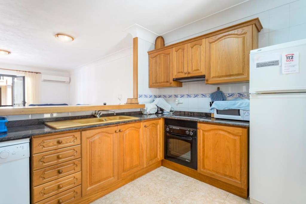 A kitchen or kitchenette at M0 Práctico y Sencillo Apartamento a 100 m de las mejores playas de Mallorca