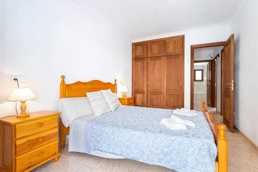 A bed or beds in a room at M0 Práctico y Sencillo Apartamento a 100 m de las mejores playas de Mallorca