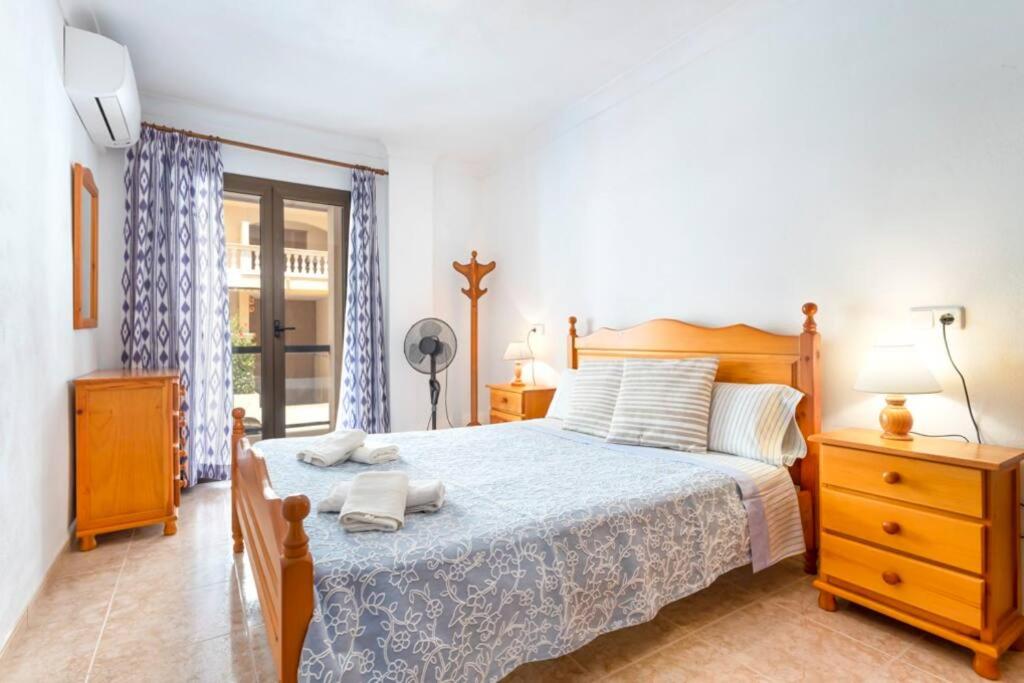 A bed or beds in a room at M0 Práctico y Sencillo Apartamento a 100 m de las mejores playas de Mallorca