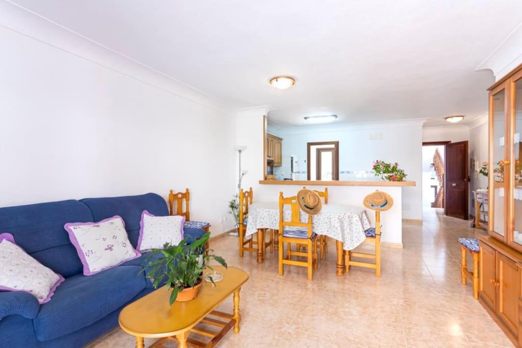 A seating area at M0 Práctico y Sencillo Apartamento a 100 m de las mejores playas de Mallorca