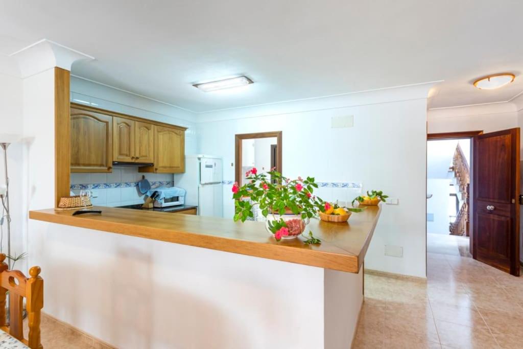 A kitchen or kitchenette at M0 Práctico y Sencillo Apartamento a 100 m de las mejores playas de Mallorca