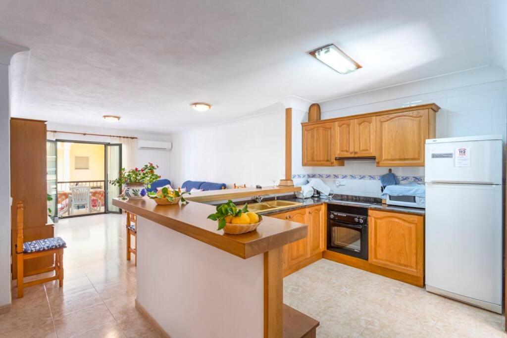 A kitchen or kitchenette at M0 Práctico y Sencillo Apartamento a 100 m de las mejores playas de Mallorca