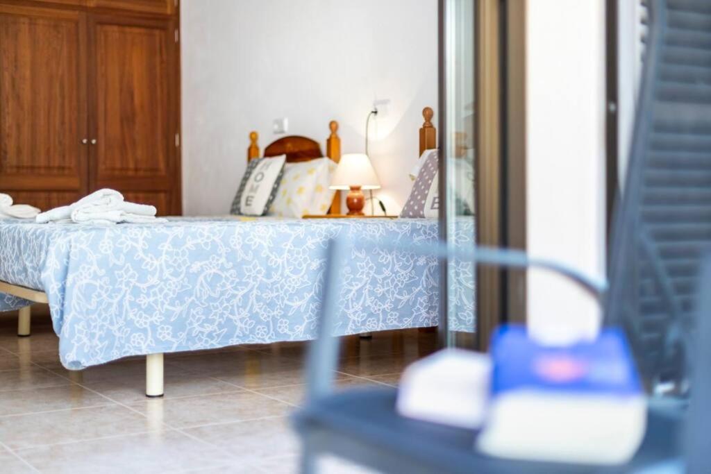 A bed or beds in a room at M0 Práctico y Sencillo Apartamento a 100 m de las mejores playas de Mallorca