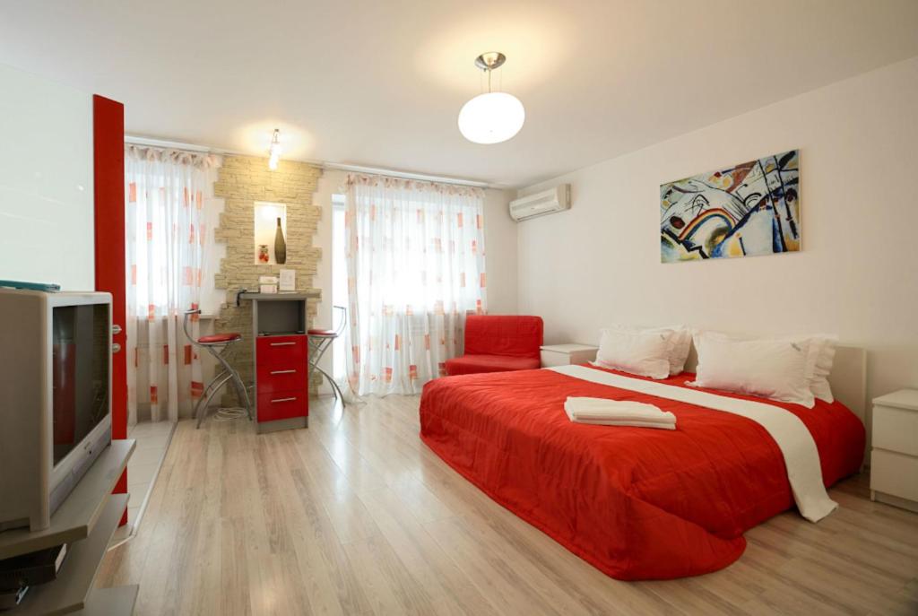 Partner Guest House Saksahans'koho - Red And White Studio Apartment With Balcony And Kitchenette - Volodymyrska Street 76