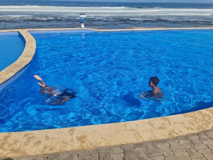 Bazén v ubytování appartement de luxe front mer à DAR BOUAAZA nebo v jeho okolí