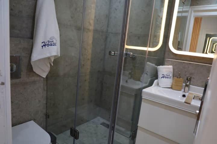 Koupelna v ubytování appartement de luxe front mer à DAR BOUAAZA