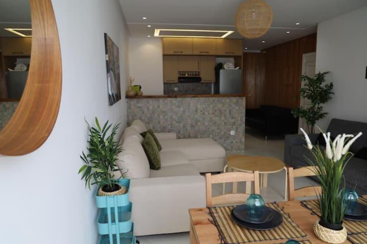 Posezení v ubytování appartement de luxe front mer à DAR BOUAAZA