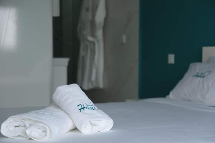 Postel nebo postele na pokoji v ubytování appartement de luxe front mer à DAR BOUAAZA