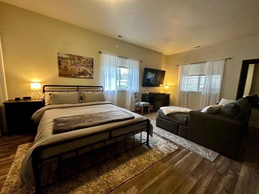 una camera con letto e divano di Sonia's Guest Suite in Montesano-Gateway to Olympic National Park a Montesano