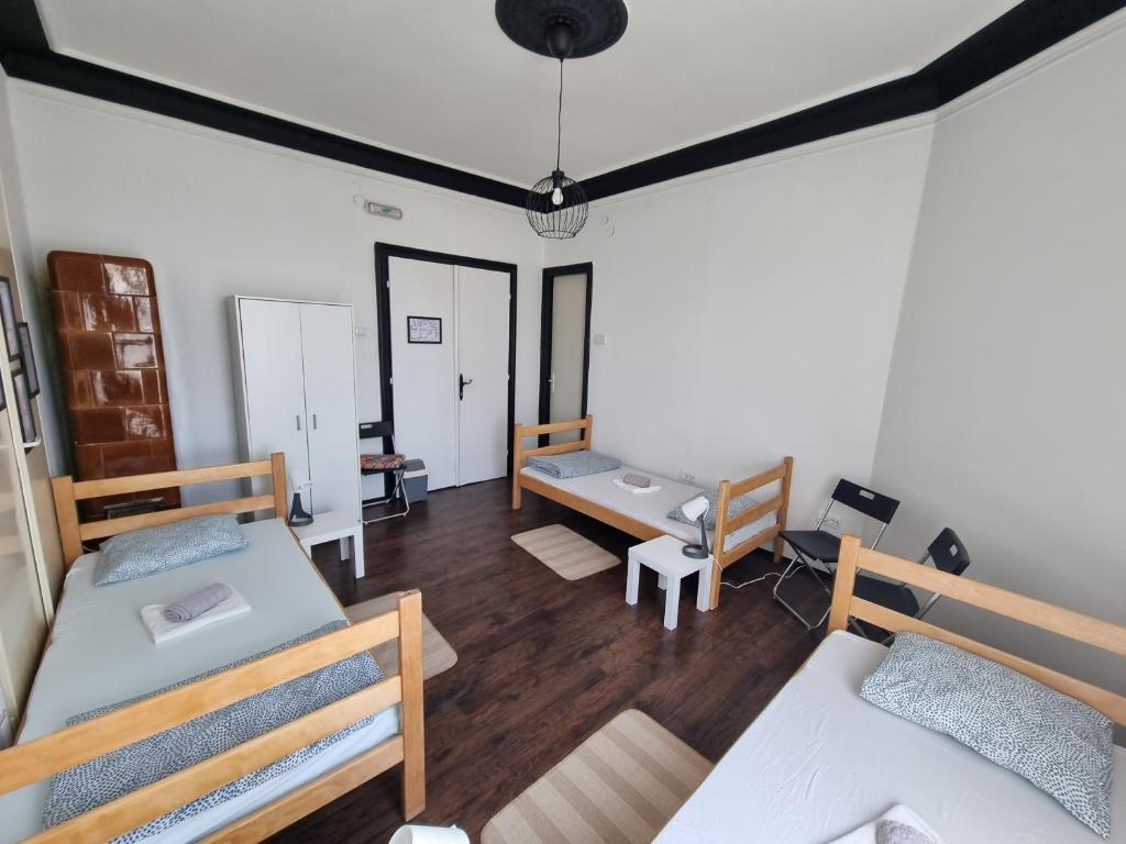 Letto o letti in una camera di Downtown Belgrade Hostel and Apartments