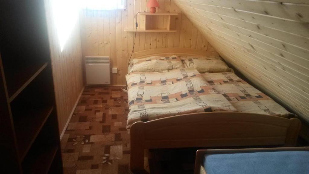 Posteľ alebo postele v izbe v ubytovaní Chalupa Tália