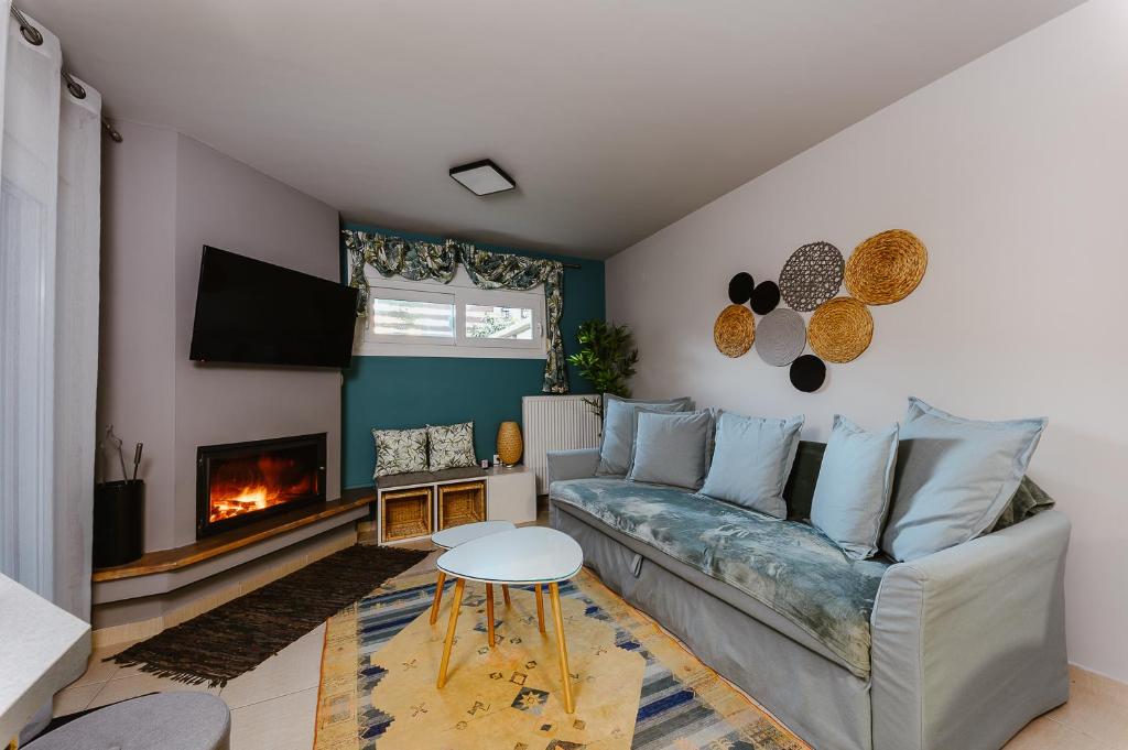A television and/or entertainment centre at Le Petit Jardin #2