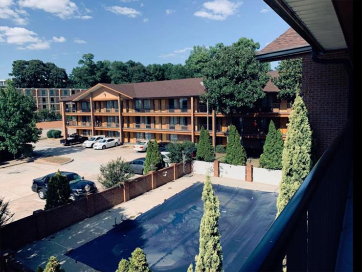 eine Aussicht vom Balkon eines Hotels mit Parkplatz in der Unterkunft American Inn and Suites in Jonesboro