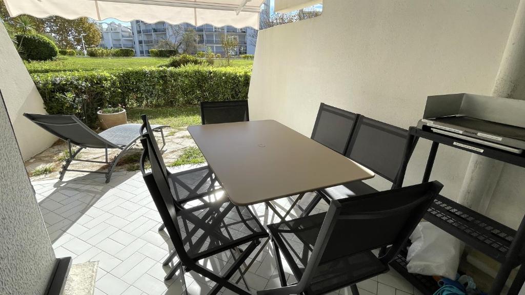 Balkón alebo terasa v ubytovaní Charmant appartement classé et son jardin à 2 pas de la plage - AC Fibre Parking
