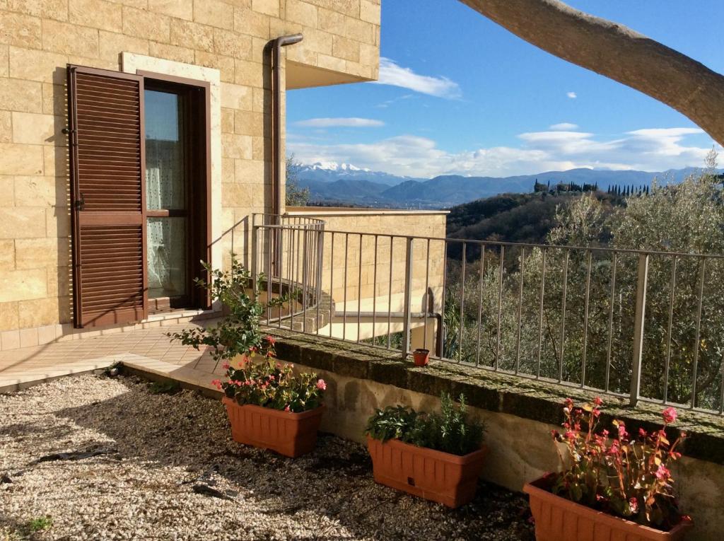 einen Balkon mit Topfpflanzen auf einem Gebäude in der Unterkunft La casa di Armando in San Gemini
