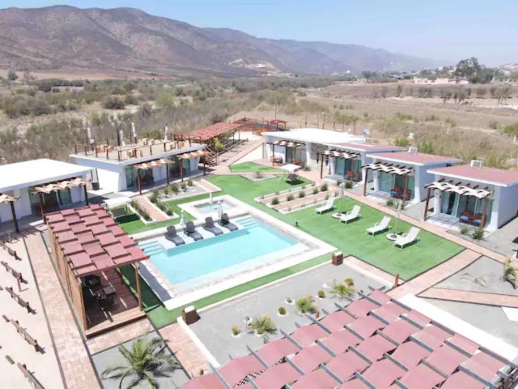 una vista aérea de un complejo con piscina en Quintas Marlet en la ruta del vino, en Ensenada