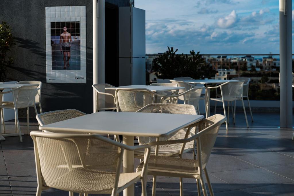 Parveke tai terassi majoituspaikassa be.HOTEL