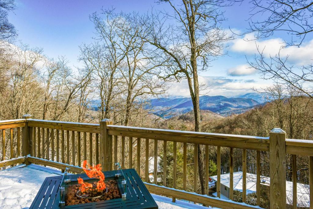 - un foyer extérieur sur une terrasse offrant une vue sur les montagnes dans l'établissement Stargazer's Retreat, à Cullowhee