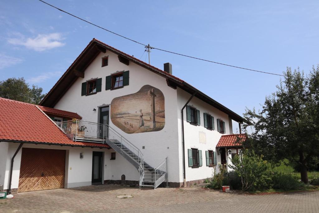 a building with a mural on the side of it at Bio-Bauernhof Eisele in Scheuring