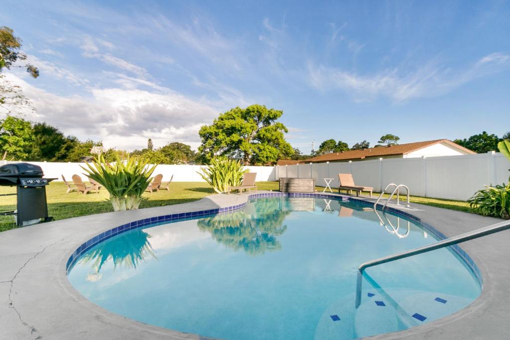 uma piscina com água azul num quintal em Modern Specious Paradise. Heated Pool and Spa em Bradenton