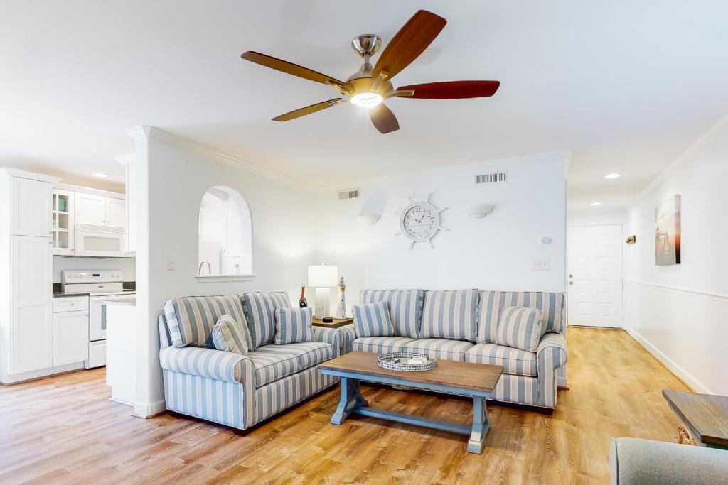 uma sala de estar com 2 sofás e uma ventoinha de tecto em Aronimink Vista 9C em Ocean City