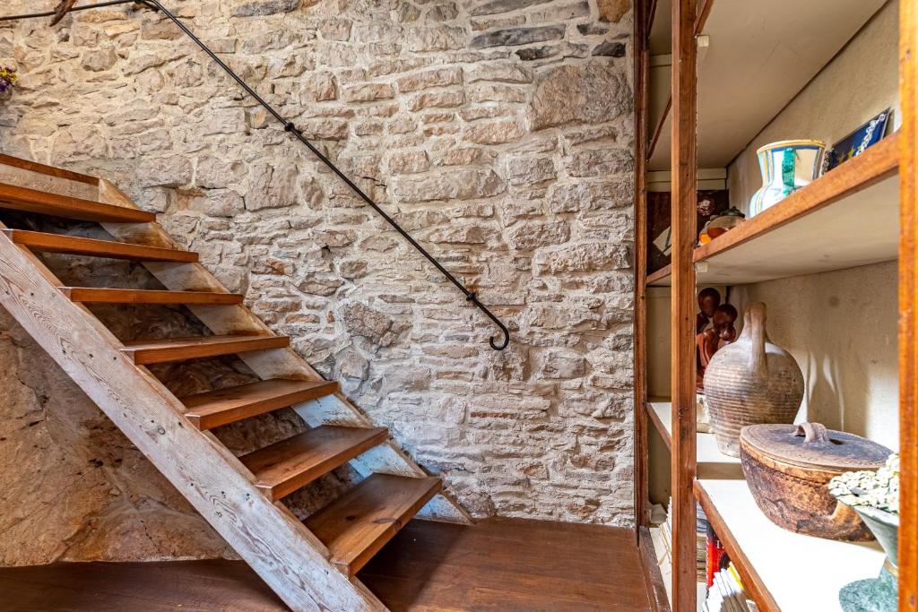 Palanda nebo palandy na pokoji v ubytování Villa Defora
