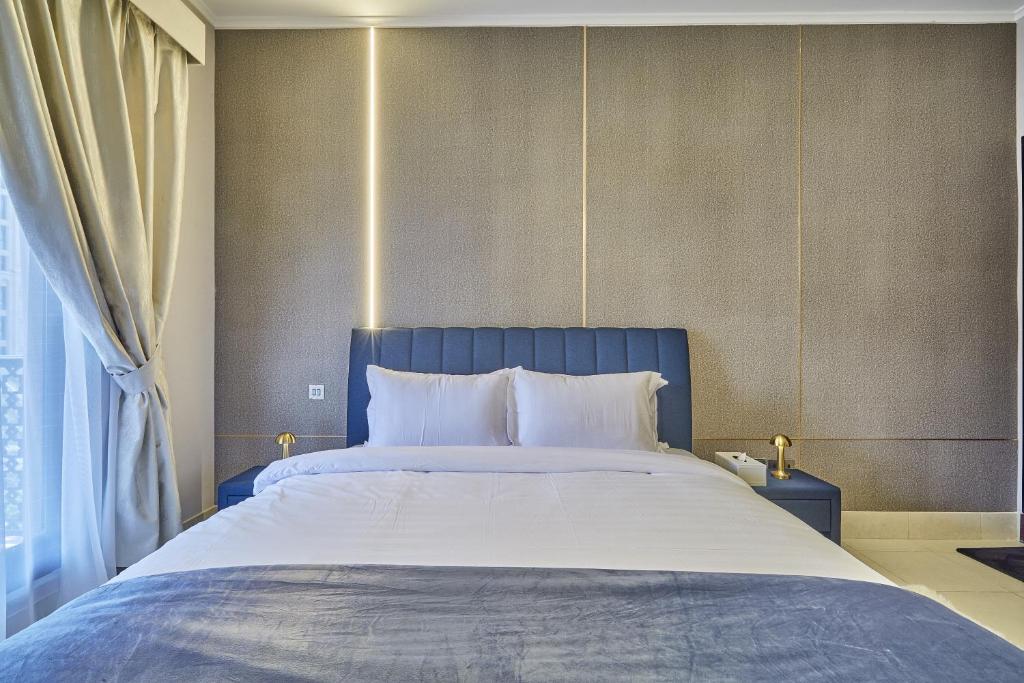 Postel nebo postele na pokoji v ubytování Golden homes Burj khalifa view Yansoon 1BR heart & Soul old town Beside Dubai mall Burjh Khalifa