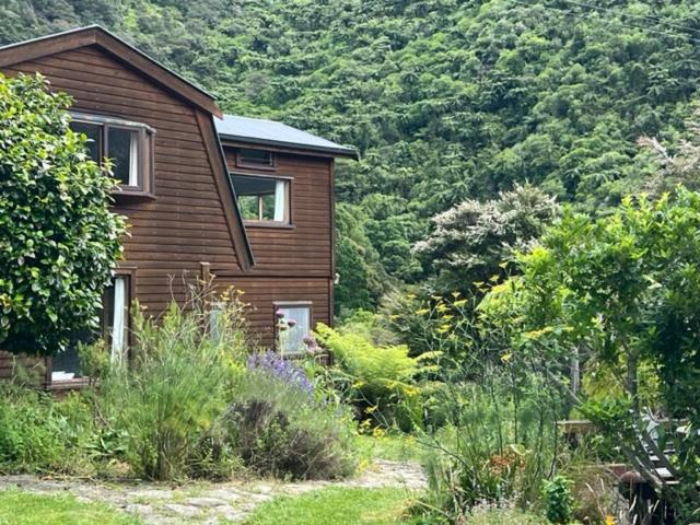 ein Holzhaus inmitten eines Berges in der Unterkunft Waterfall Bay in Broughton Bay