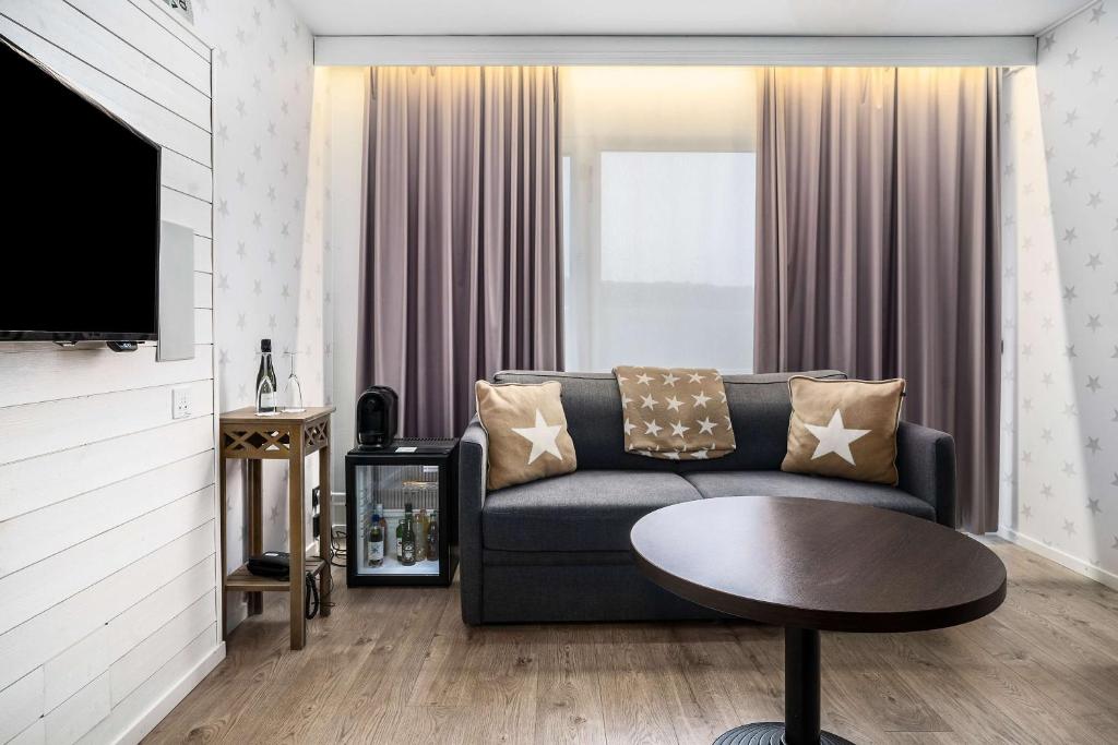 TV a/nebo společenská místnost v ubytování Best Western Karlshamn Spa & Relax