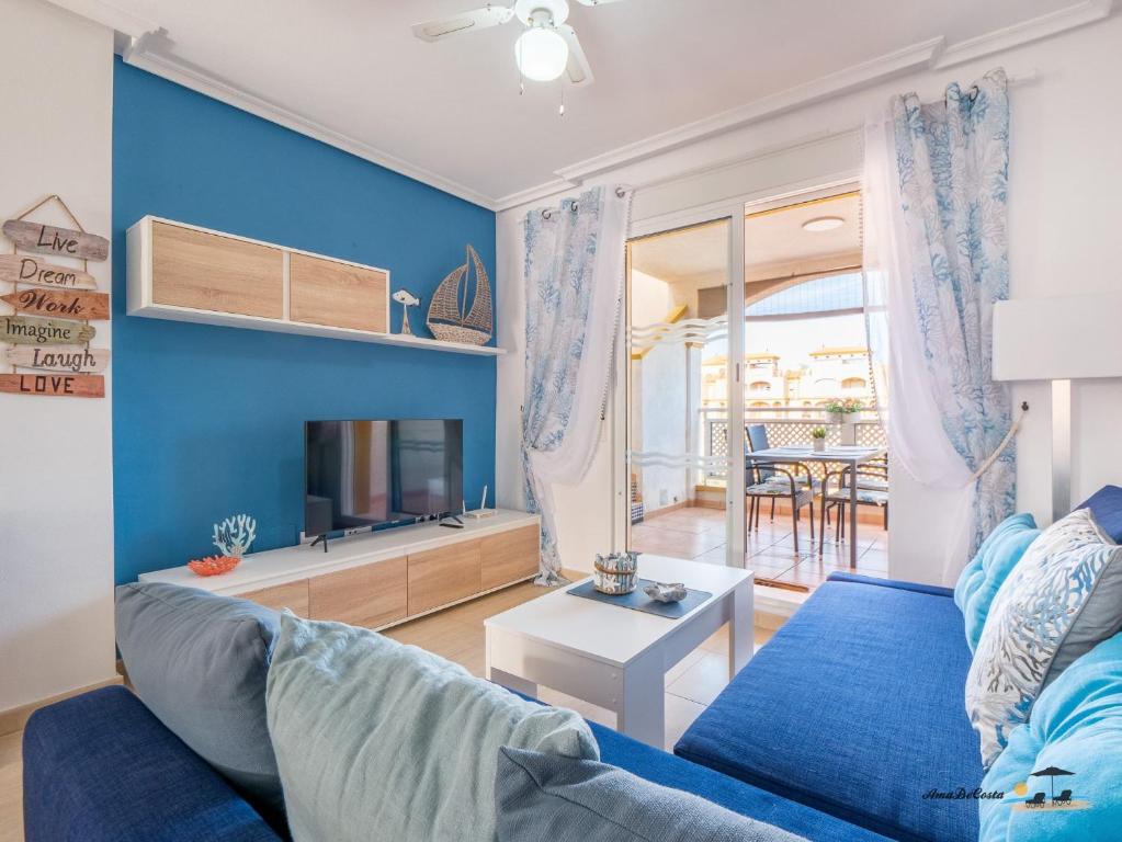 Atico Apartament Rose في مار ذي كريستال: غرفة معيشة زرقاء مع أريكة زرقاء وتلفزيون