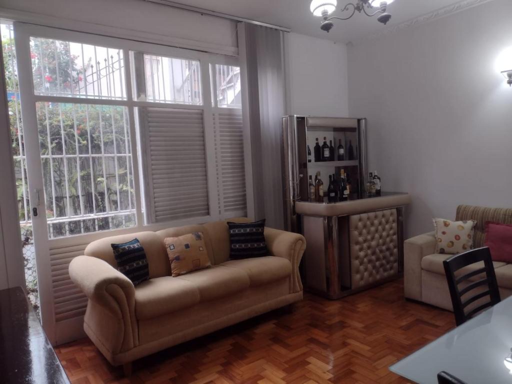 sala de estar con sofá y 2 ventanas en Apartamento na Graça proximo a Barra e Hospitais, en Salvador