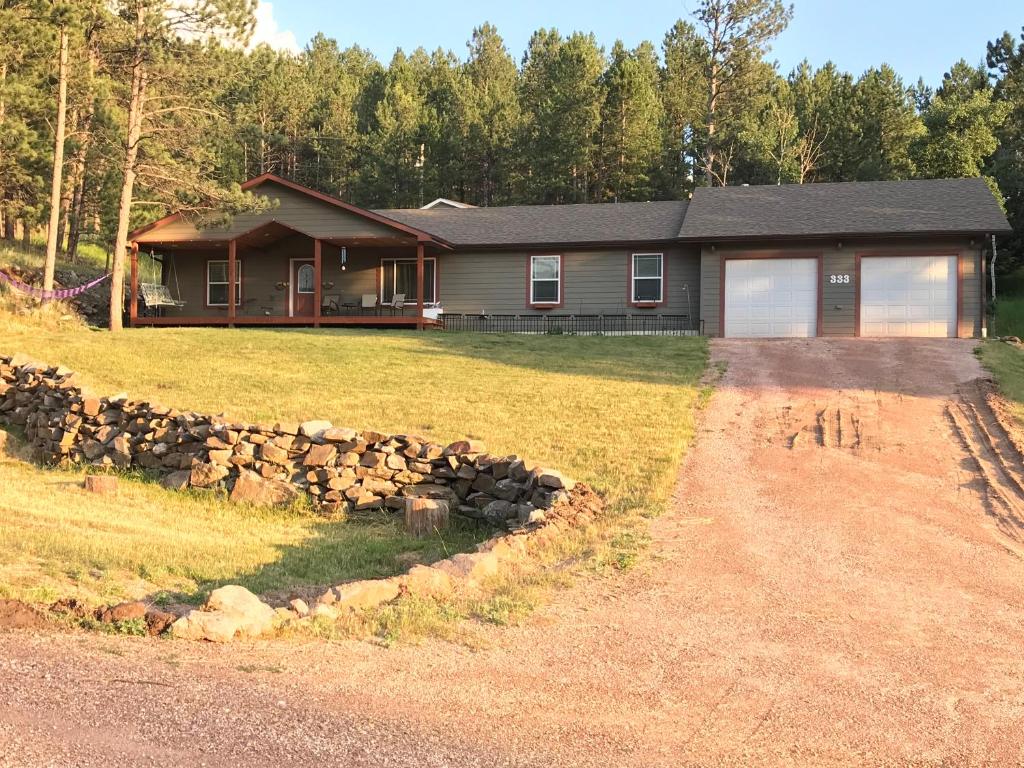 Cozy 3 Bedroom Mountain Retreat Home with Garage in the Heart of the