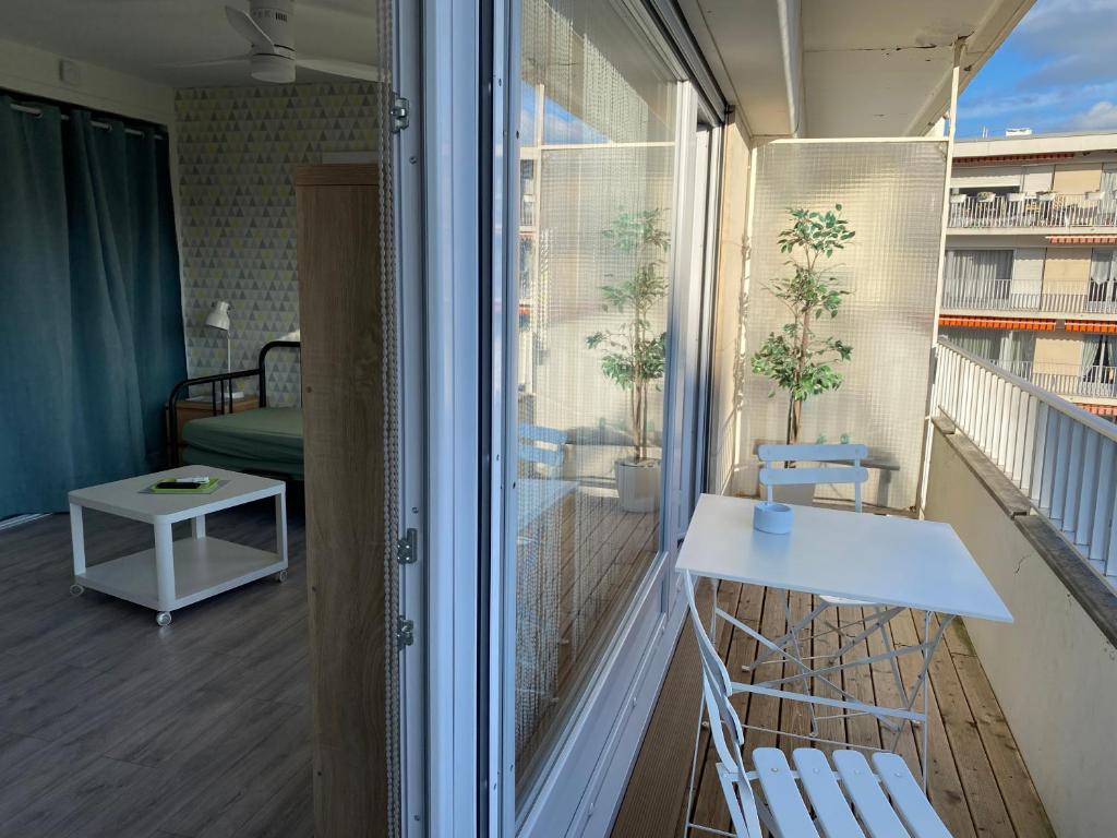 - un balcon avec vue sur une chambre dans l'établissement Studio Amicie 27m2, balcon couvert, près centre-gare-cathédrale, wifi, à Reims