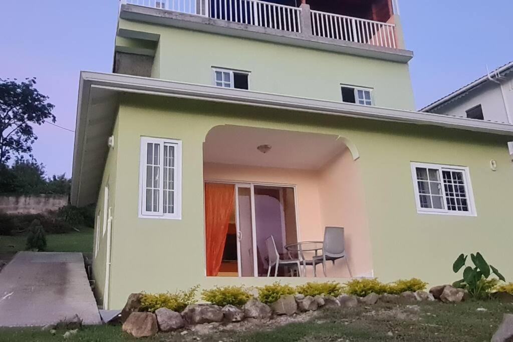 Το κτήριο όπου στεγάζεται  το διαμέρισμα