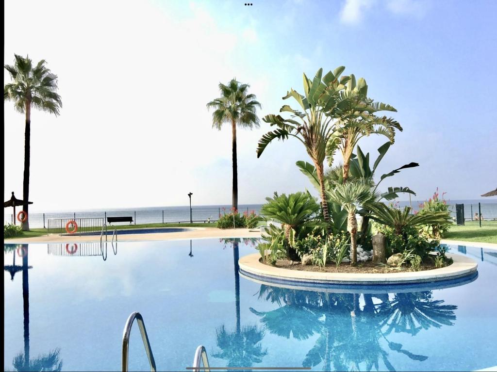 Bazén v ubytovaní MI CAPRICHO B12 -Luxury Beachfront Apartment- Costa del Sol alebo v jeho blízkosti