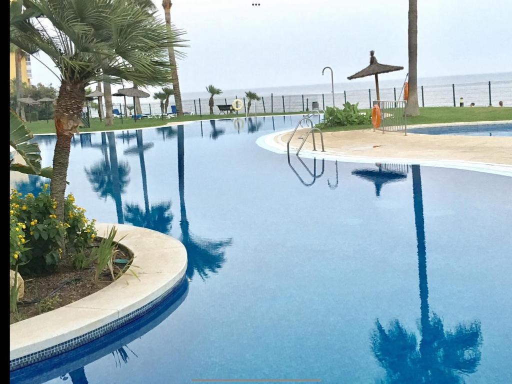 Bazén v ubytovaní MI CAPRICHO B12 -Luxury Beachfront Apartment- Costa del Sol alebo v jeho blízkosti