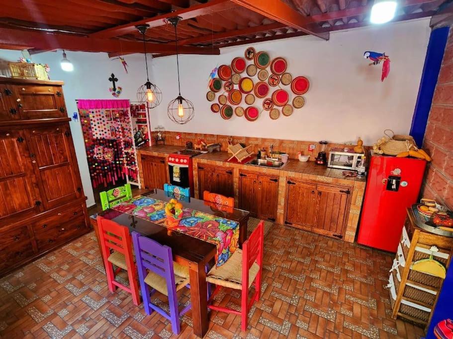 Il comprend une cuisine équipée d'une table, de chaises et d'un réfrigérateur. dans l'établissement LA CASITA YALI, à San Martín de las Pirámides