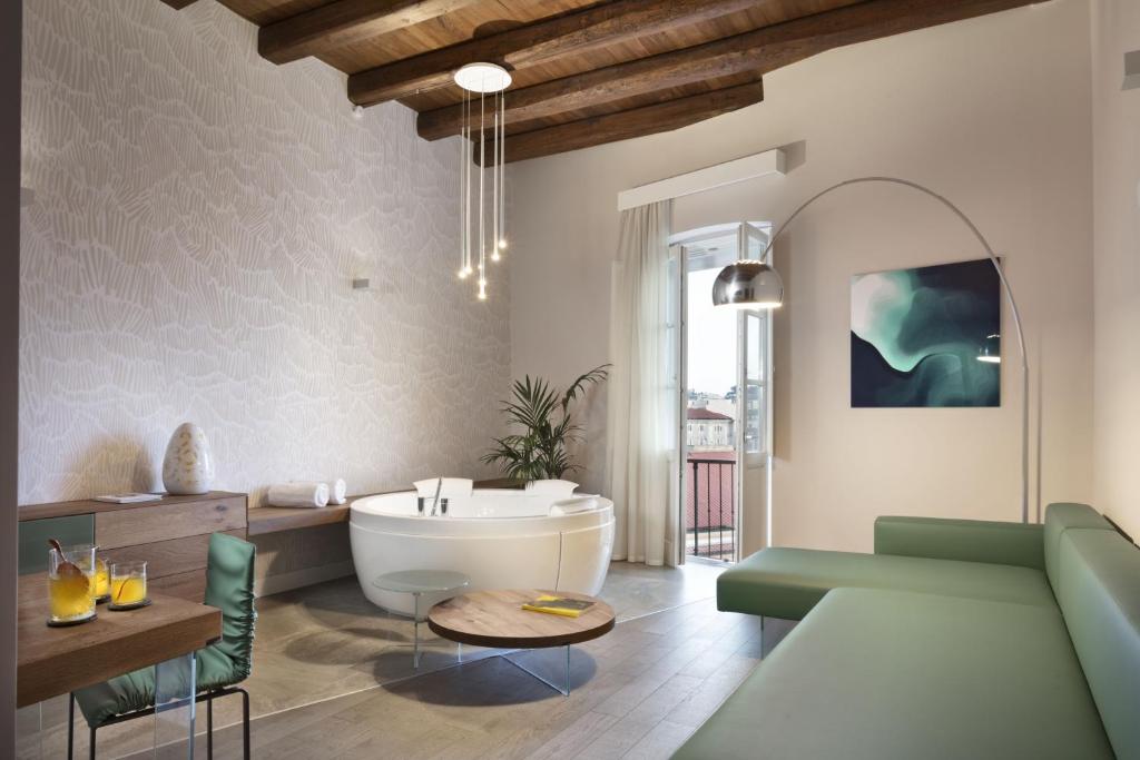 Deluxe Suite with Spa Bath
