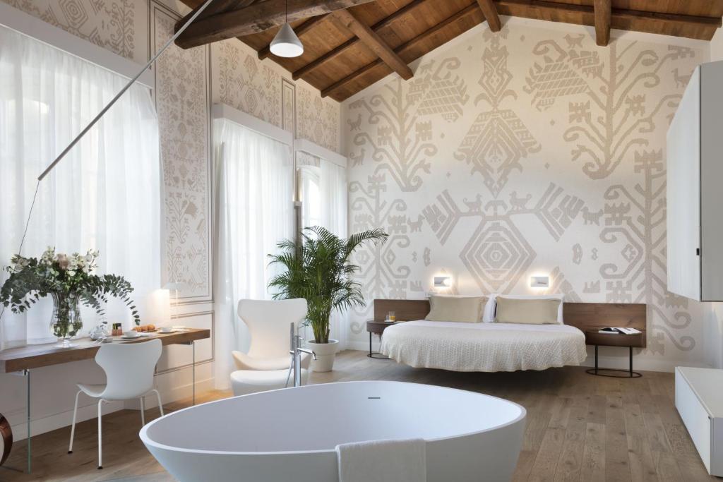 Deluxe King Suite