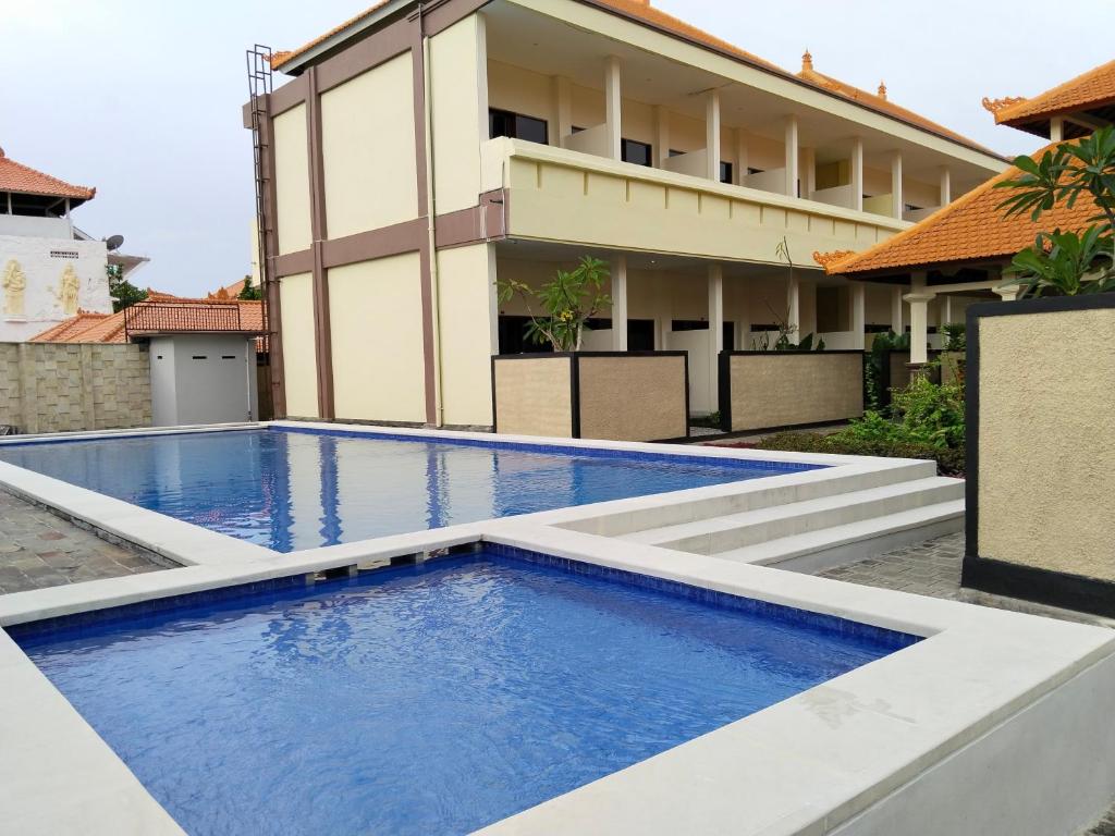 Bazén v ubytování THE LAVIANA HOTEL nebo v jeho okolí