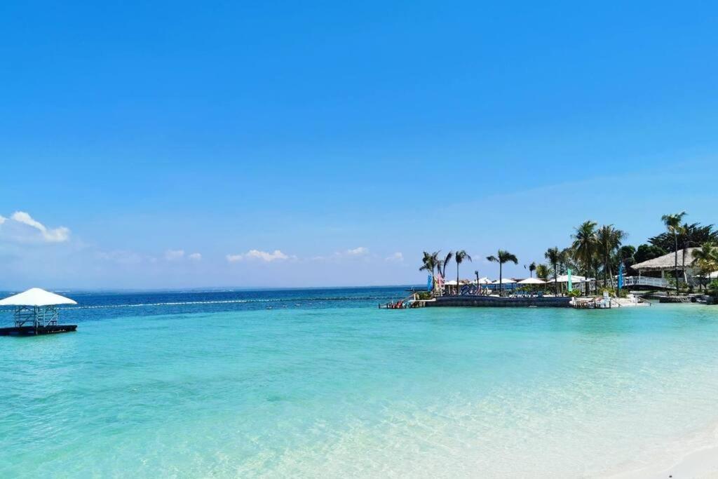 plaża z turkusową wodą i palmami w obiekcie A sea view 3 bedroom beach vacation home w mieście Camudmud