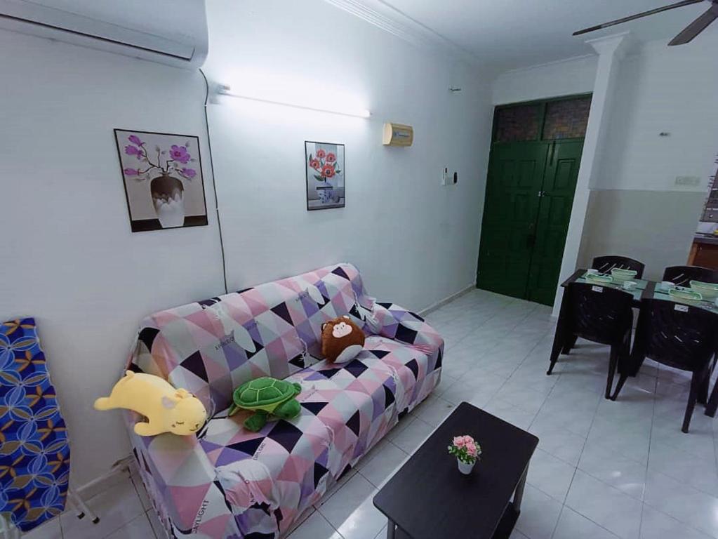 - un salon avec un canapé et une table dans l'établissement Cozy 3 Bedroom Apartment Bandar Perda BM, à Bukit Mertajam