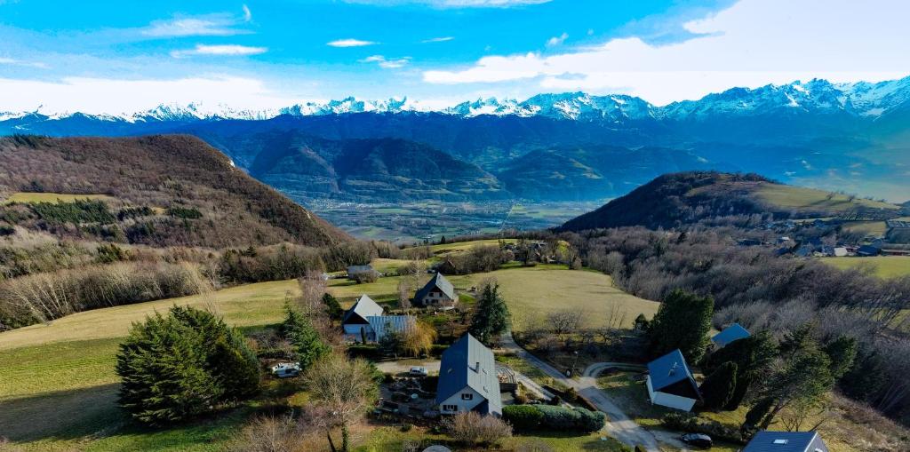 z góry widok na dom na wzgórzu z górami w obiekcie Maison familiale en montagne avec vue merveilleuse sur le massif de Belledonne w mieście Saint-Bernard