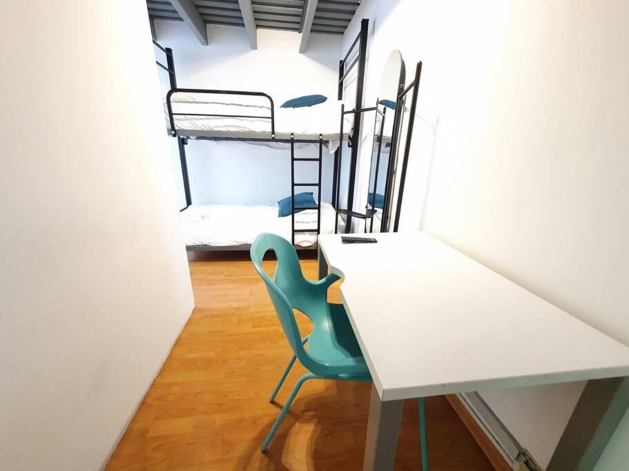 Habitación con escritorio y 2 literas. en Habitación privada c/ terraza &escritorio Polanco., en Ciudad de México