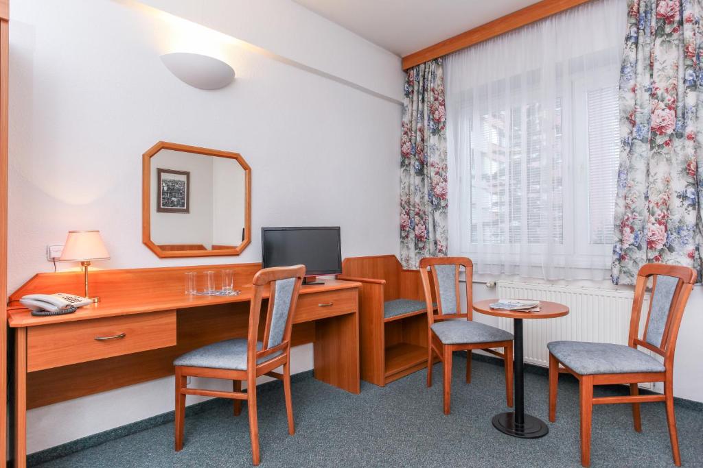 TV a/nebo společenská místnost v ubytování Hotel Astra
