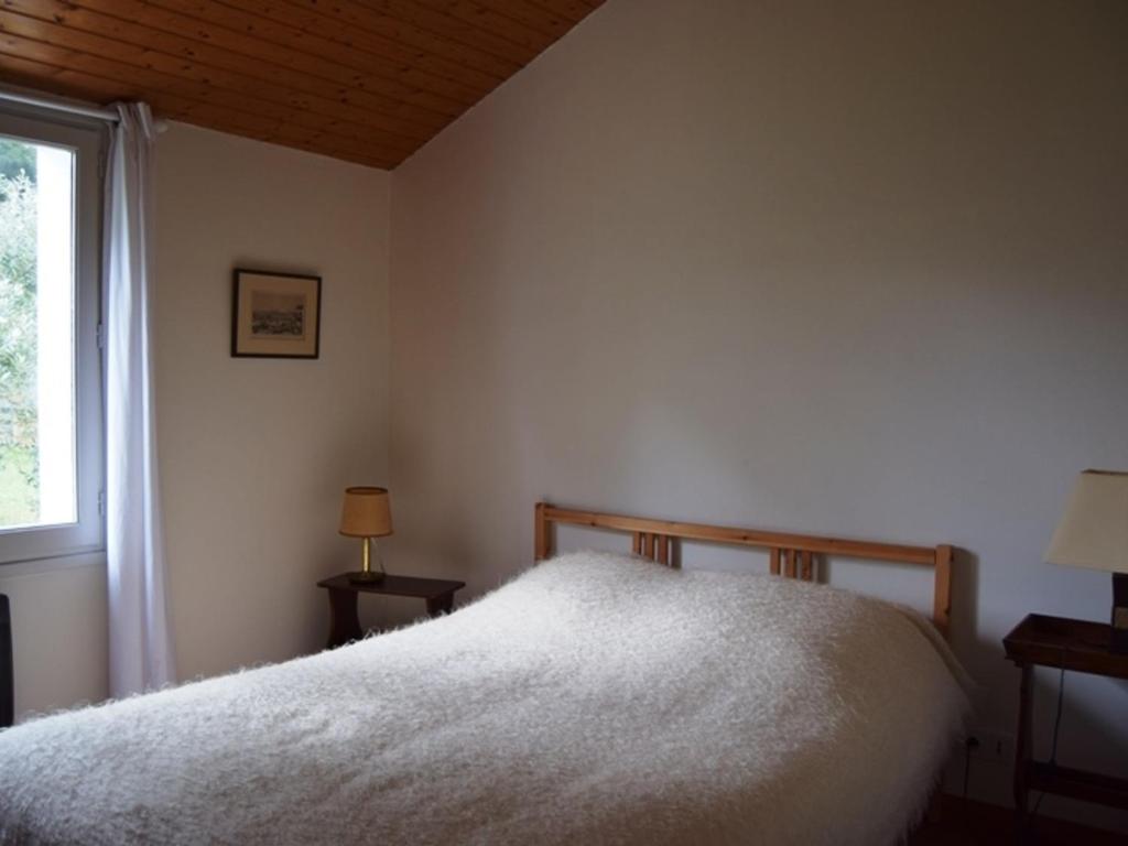 a bedroom with a bed and a window at Maison Les Moutiers-en-Retz, 3 pièces, 5 personnes - FR-1-612-40 in Les Moutiers